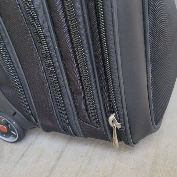 Swissgear Black Red Rolling Briefcase Padded Laptop Pocket 17 Inches - Picture 4 of 16